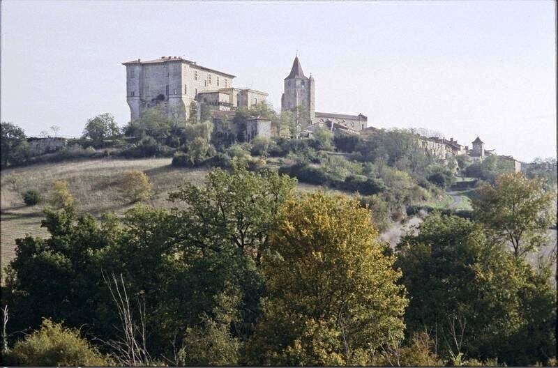 Lavardens - Ensemble du château et clocher de l'église