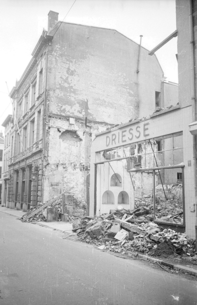 Arnhem verwoest. Vijzelstraat, winkels (Zilli en Driesse) en café Central