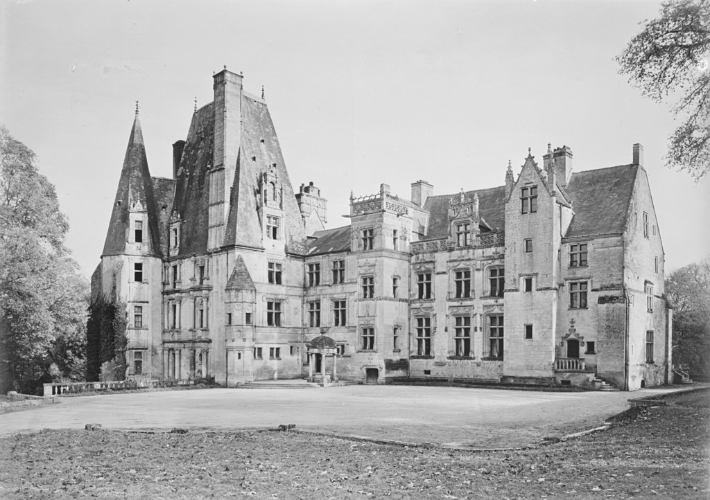 Fontaine-Henry. La façade principale du corps de logis du château