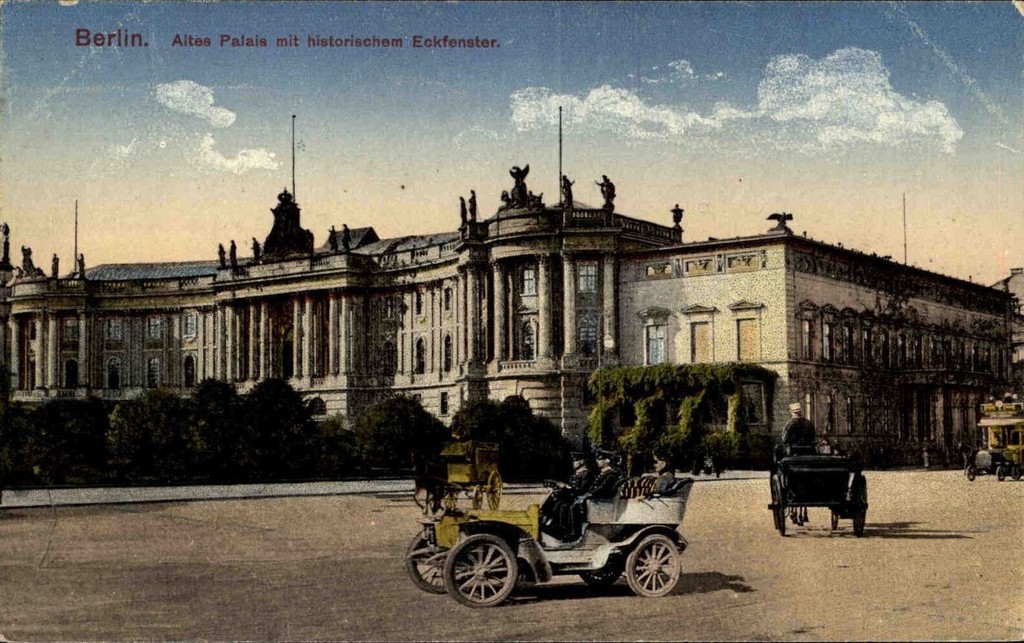 Altes Palais mit historischem Eckfenster