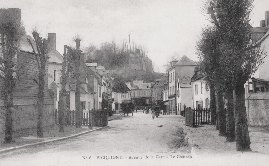 Picquigny. Avenue de la gare. Le château