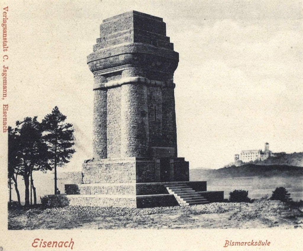 Eisenach. Bismarcksäule. Wartburg im Hintergrund