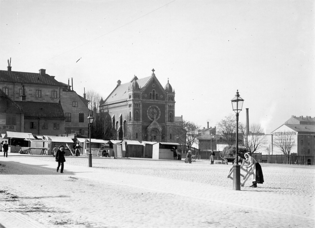 Stockholms katolska domkyrka och Victoria ångkvarn (längs till höger). I förgrunden Södra Bantorget