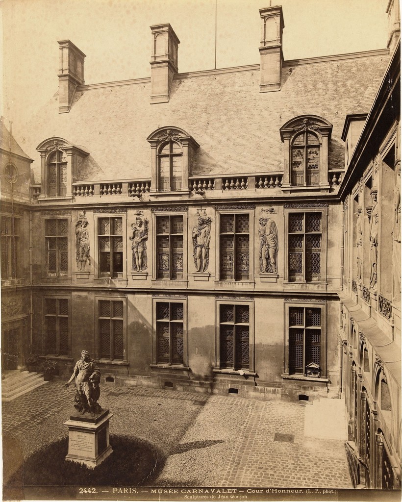 Musée Carnavalet - Cour d'Honneur ou cour Louis XIV. Sculptures de Jean Goujon