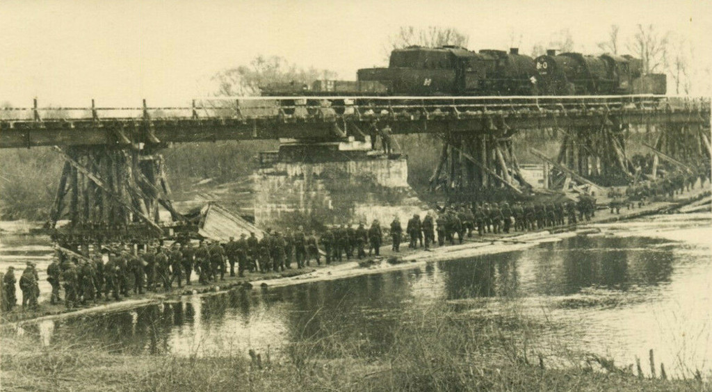 Most kolejowy na rzece Bug