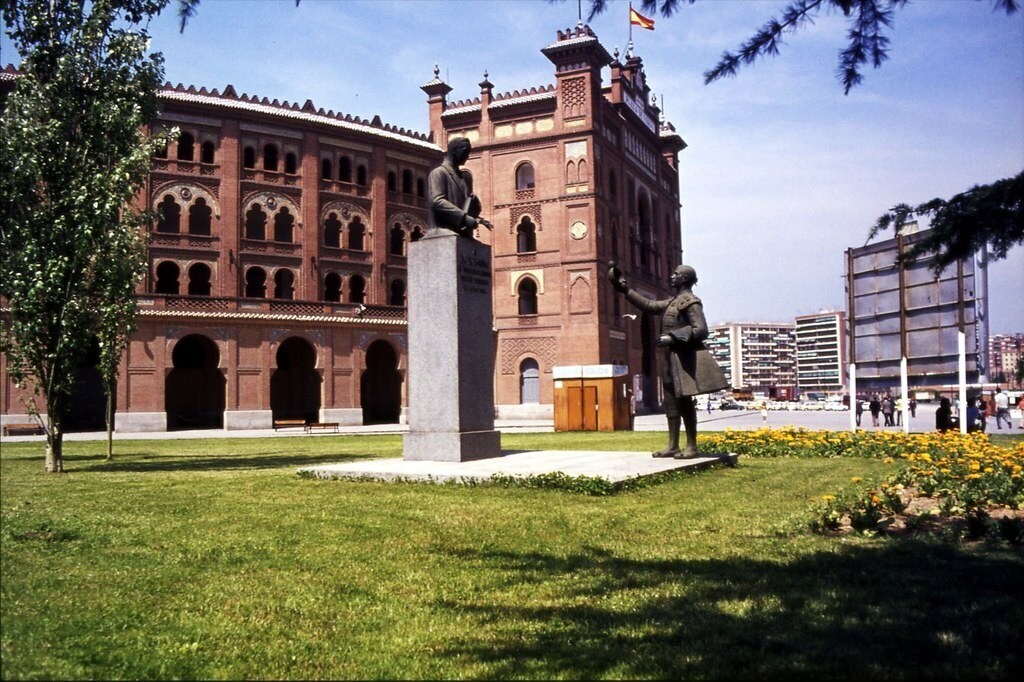 Plaza de Toros de Las Ventas, Monumento al Doctor Fleming