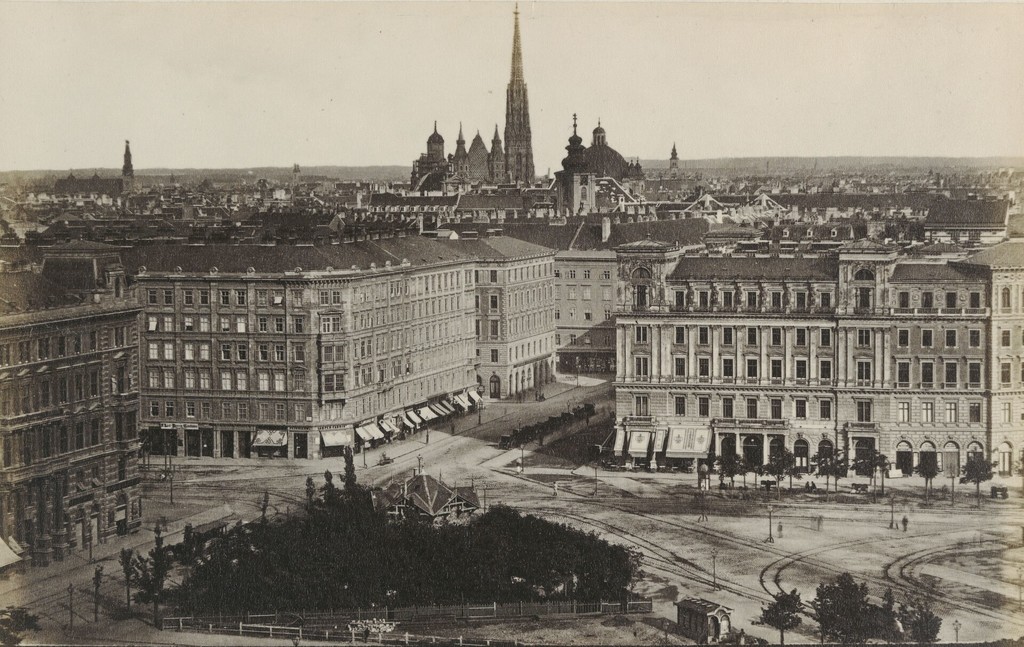 Panorama von der Votivkirche aus der Stadt