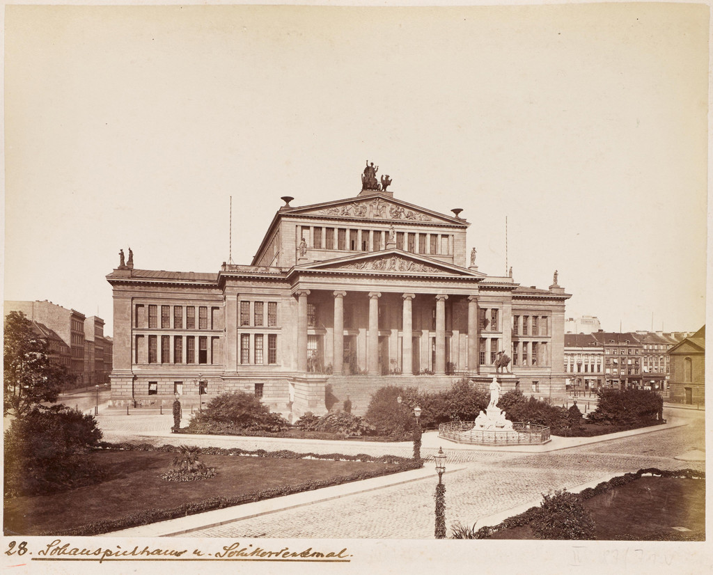 Blick über den Schillerplatz auf des Schauspielhaus
