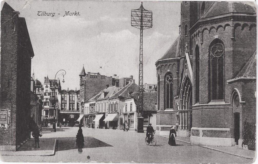 Tilburg. Markt. In het midden een telefoonmast. Rechts de parochiekerk van het Heike (St. Dionysius)