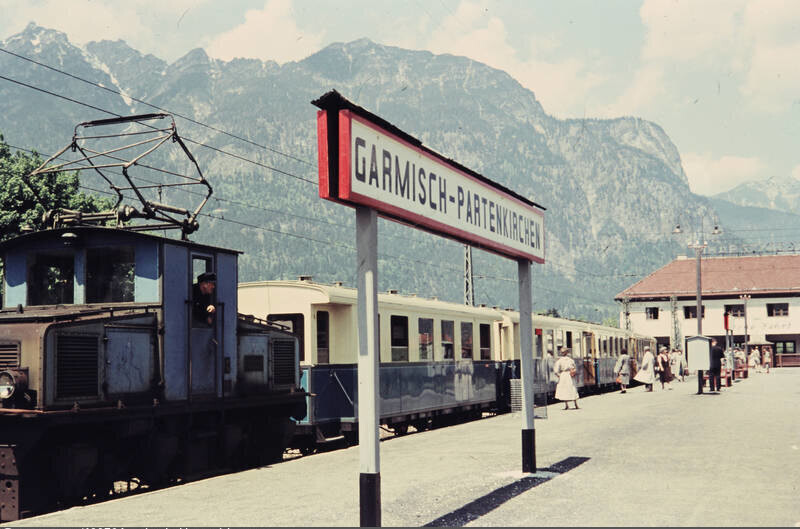 Ein Zug steht am Gleis des Bahnhofs von Garmisch-Partenkirchen