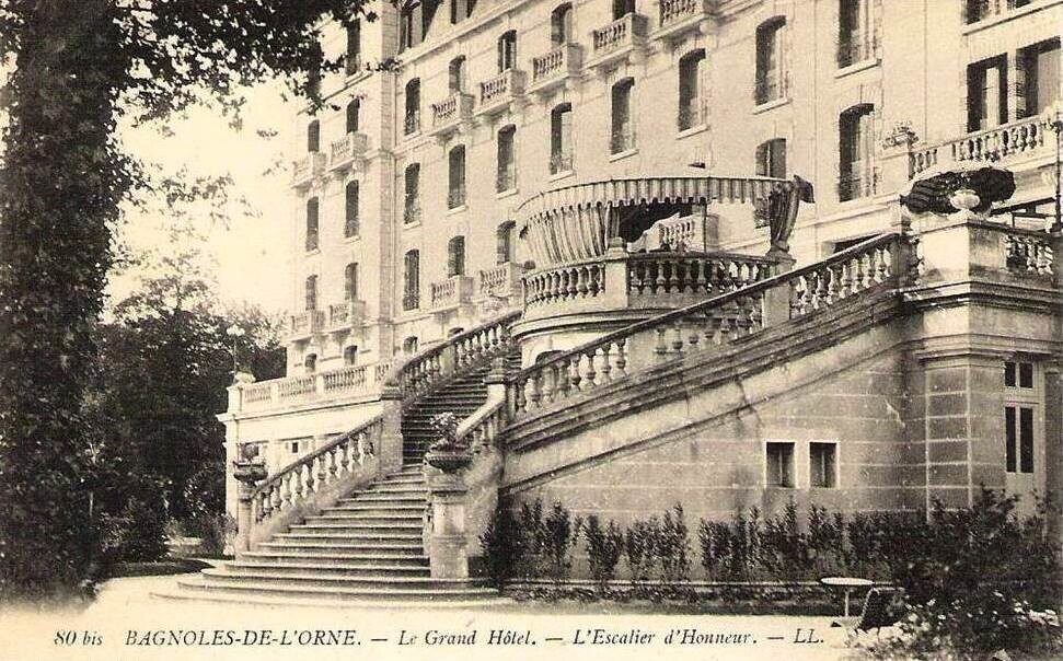 Bagnoles-de-l'Orne. Le Grand Hôtel - L'Escalier d'Honneur