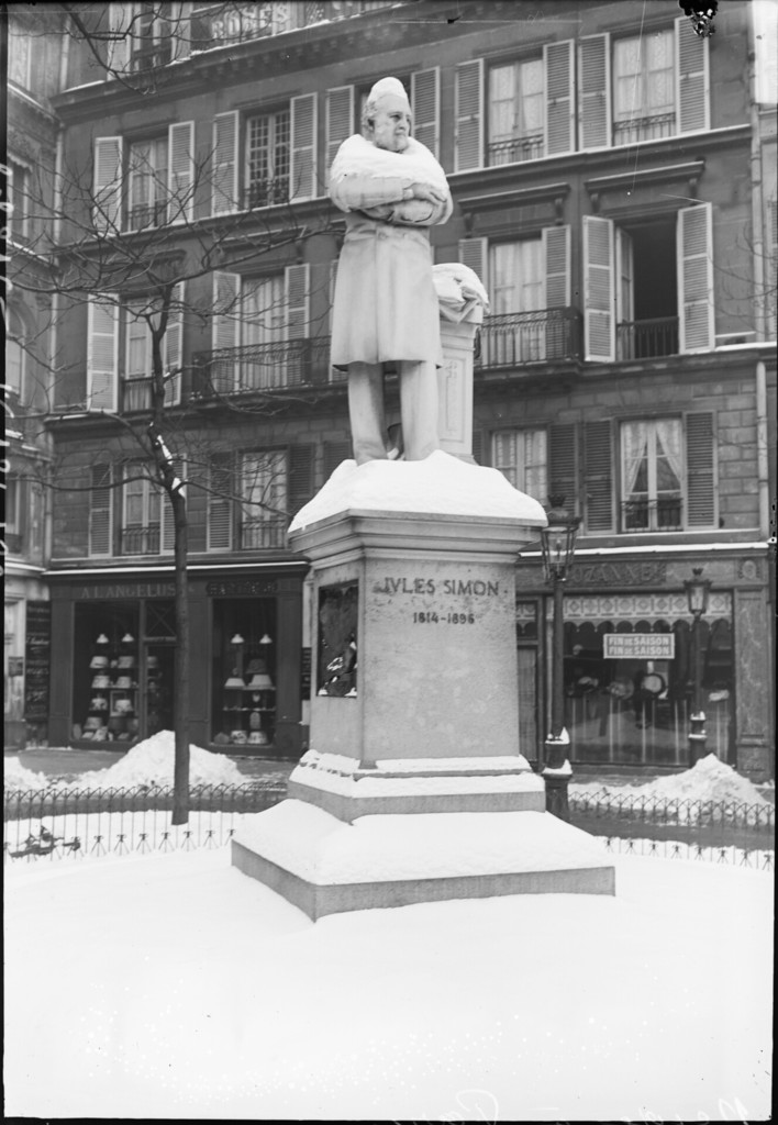 La neige à Paris. Statue de Jules Simon