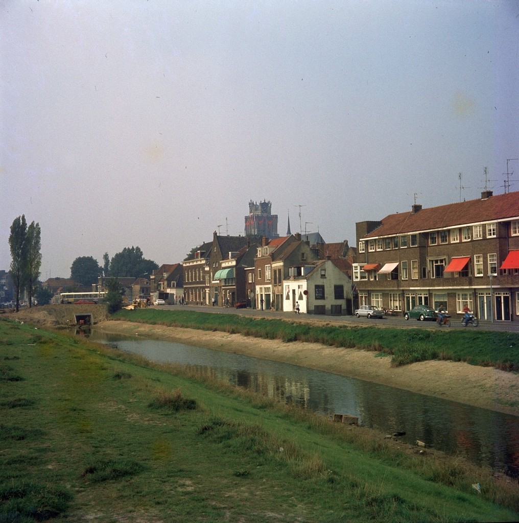 Dordrecht. De Vest aan de Spuihaven in de richting van de Spuibrug