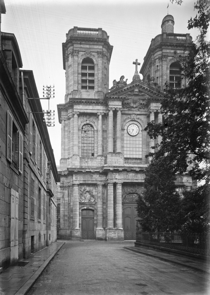 Langres. Façade de la cathédrale Saint-Mammès
