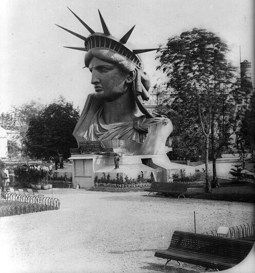 La statue de la tête de Liberty sur la pièce à conviction à l'exposition de Paris
