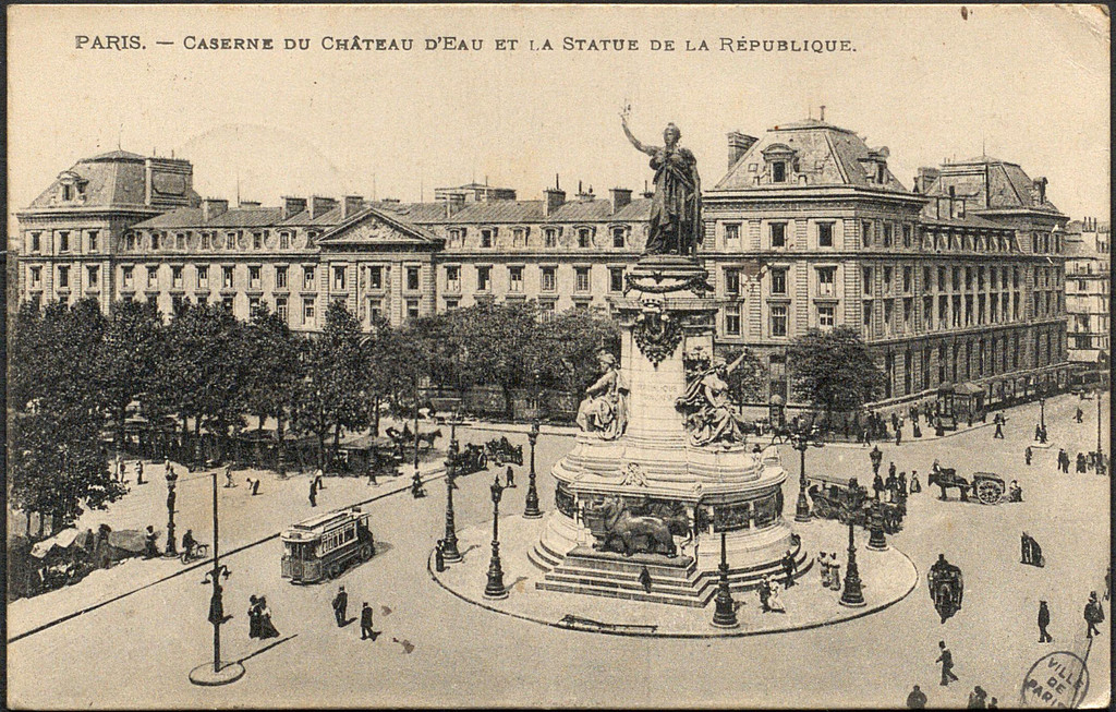 Caserne du Château d'Eau et le Statue de la République