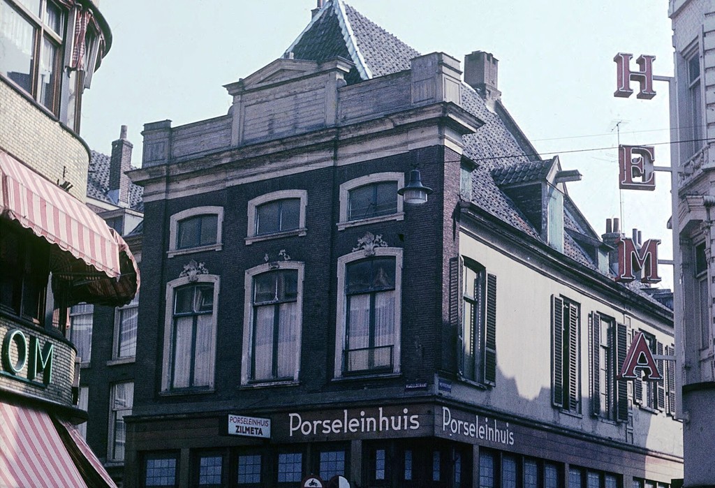 Porseleinhuis op de hoek van de Vijzelstraat (links) en Weverstraat gezien vanaf de Grote Oord