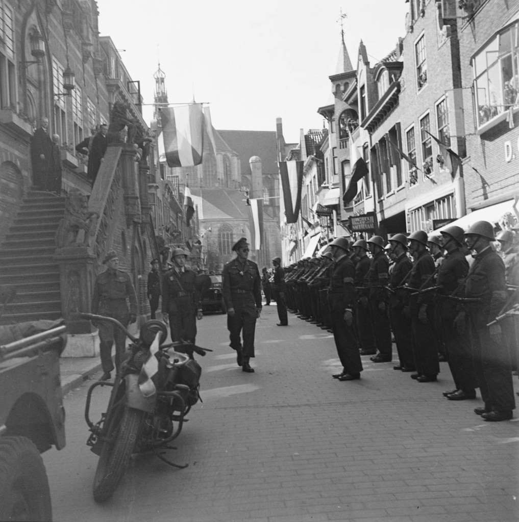 Prins Bernhard inspecteert de erewacht van de Binnenlandse Strijdkrachten in de Langestraat