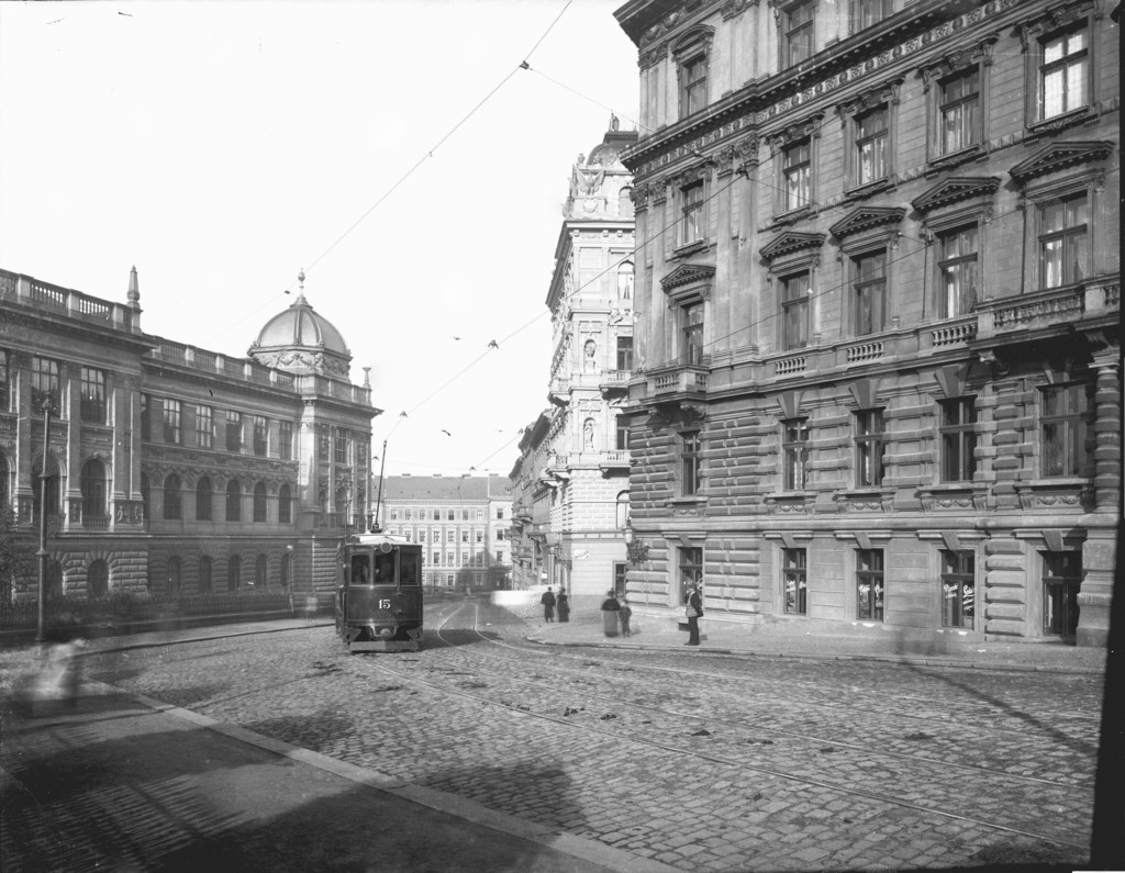 Pohled do Národního muzea a projíždějící tramvají (15)