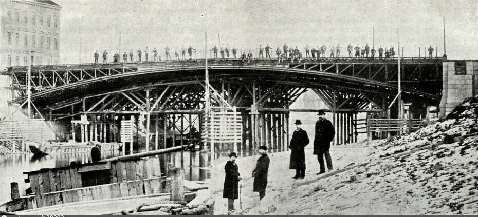 Franzensbrücke under construction