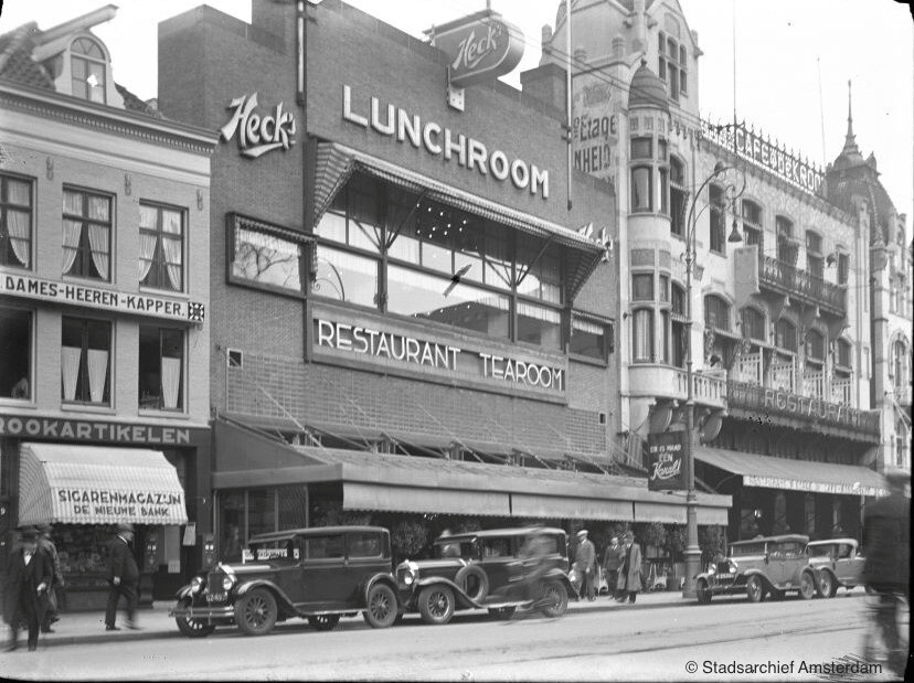 Café de Kroon en Heck's Lunchroom op het Rembrandtplein, 1936.