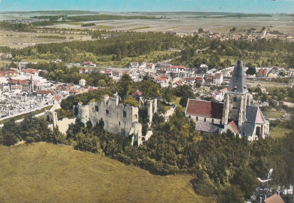 Picquigny. Vue aérienne. Église et ruines du château