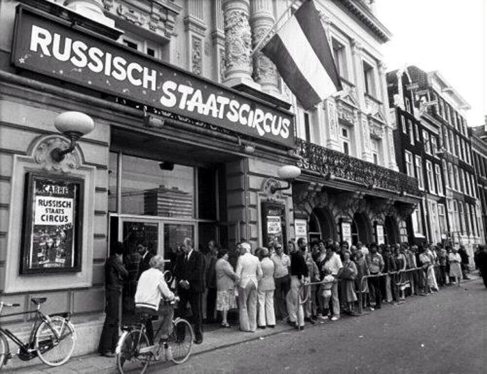 Lange rij voor het Russische Staatscircus met de clown Popov in Carré te Amsterdam 5 augustus 1979.