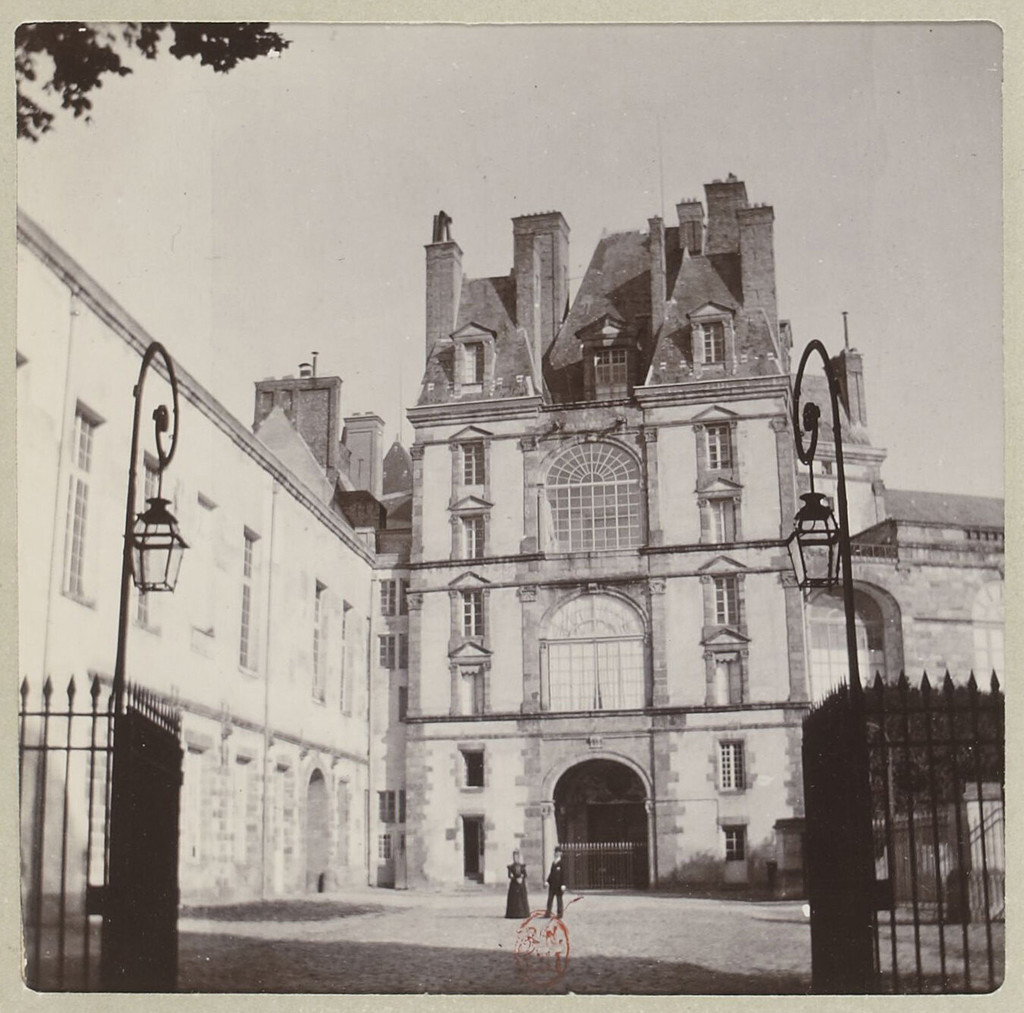 La Seine-et-Marne. Château de Fontainebleau: Porte Dorée