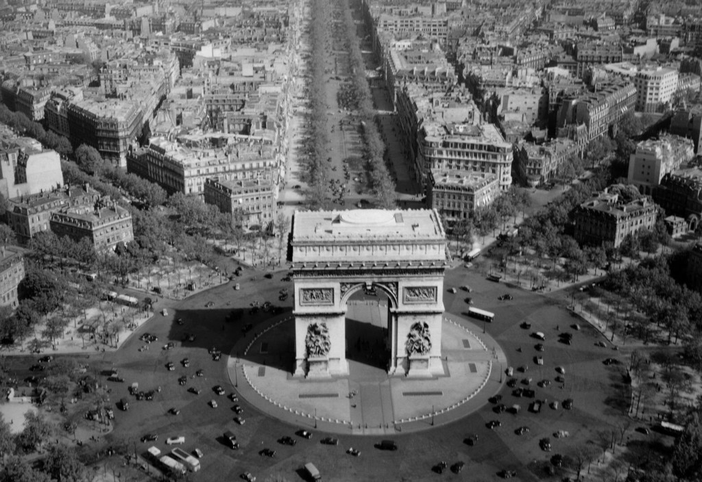 Vue aérienne de Paris: la place de l'Etoile, l'arc de triomphe de l'Etoile (II)