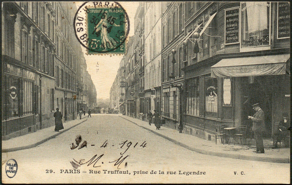 Rue Truffaut prise de la Rue Legendre