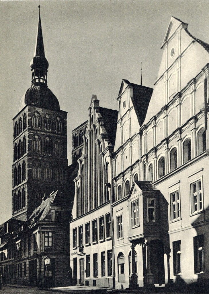 Stralsund.Dahinter Turm der Nikolaikirche