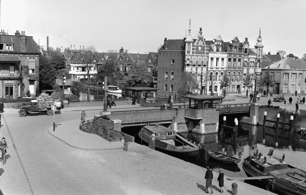 Dordrecht. De Vriesebrug over de Spuihaven van Vest naar Vrieseplein gezien