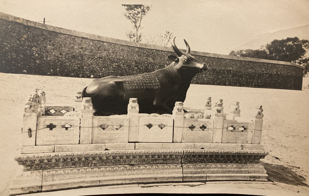 铜 /昆明胡湖上的铜牛雕像