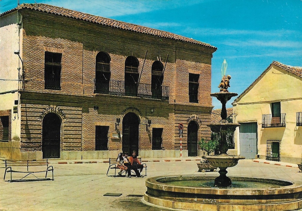 Los Navalmorales, Plaza del Generalísimo y Ayuntamiento