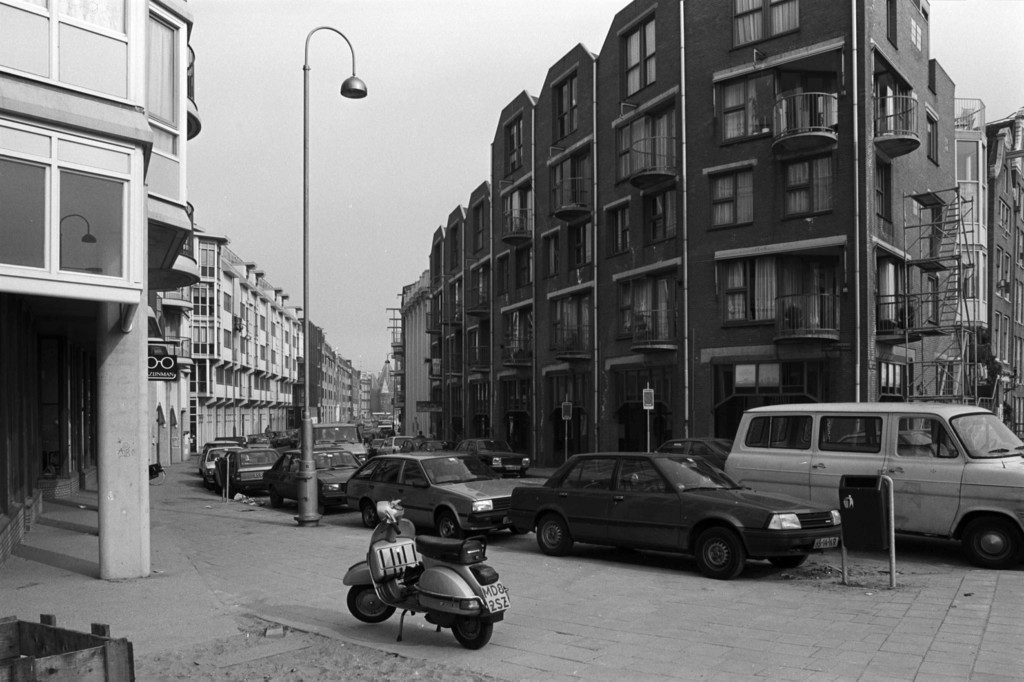 Sint Antoniesbreestraat 2 - 130 v.r.n.l. (links). Rechts Sint Antoniesbreestraat 69 - 77