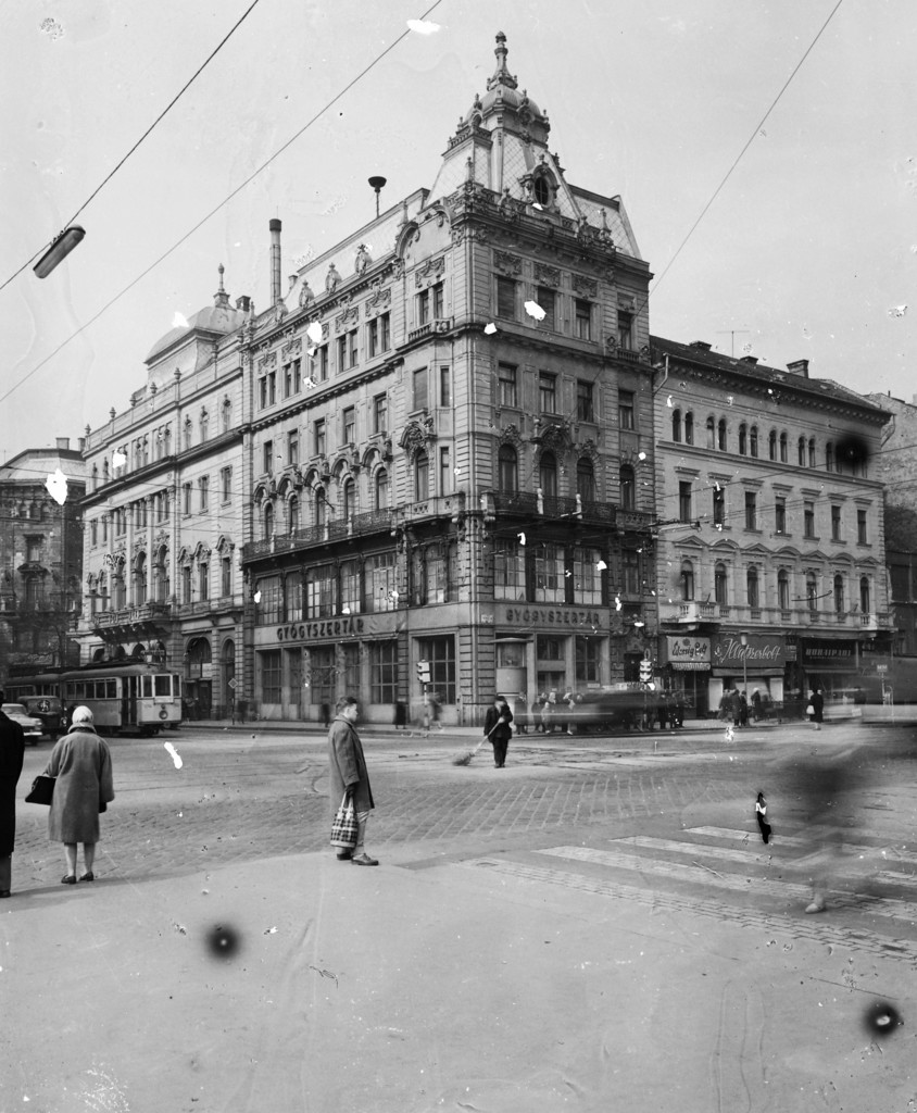 Astoria kereszteződés, balra a Kossuth Lajos utca, jobbra a Károly (Tanács) körút