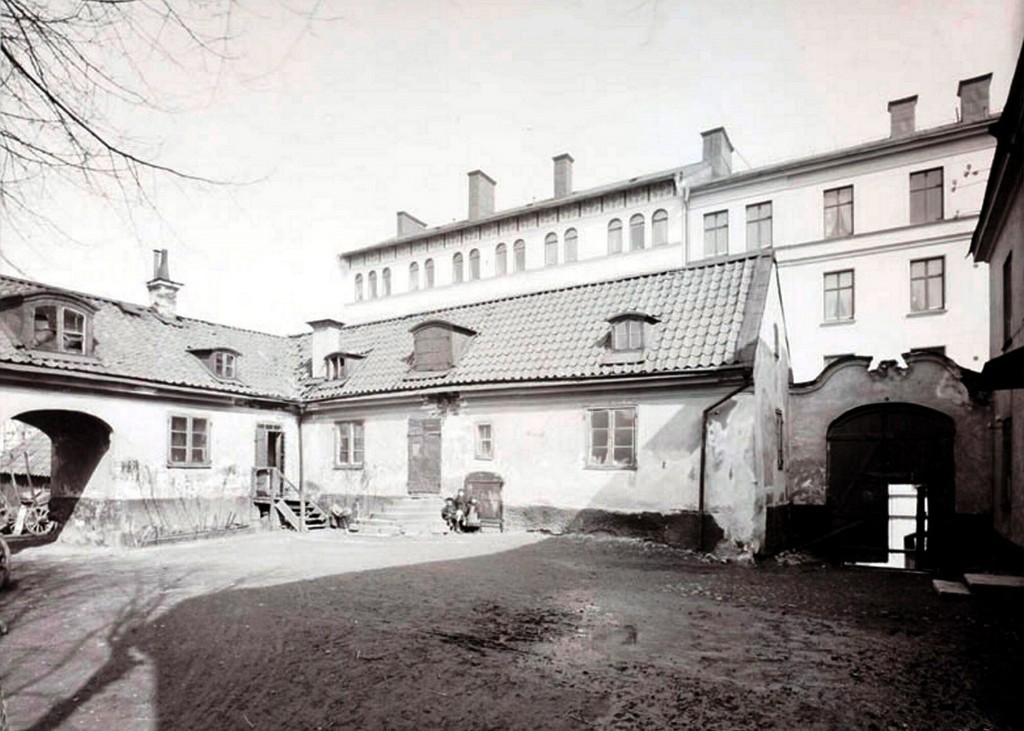 Roslagsgatan 63 (kv. Kråkan 1-4). Forna värdshuset Lilla Ingemarshof. Gårdsinteriör