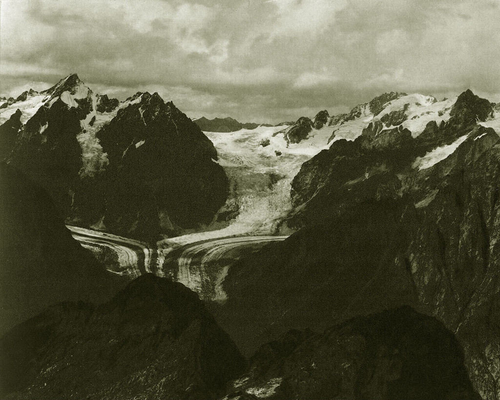 სვანეთში. Glacier მთები Gvalda Latraldash