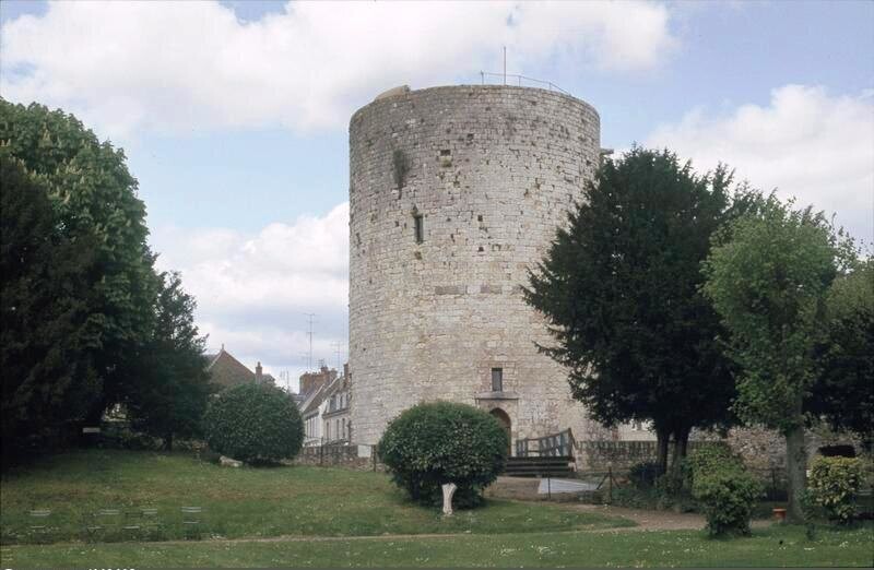 Donjon du château de Dourdan