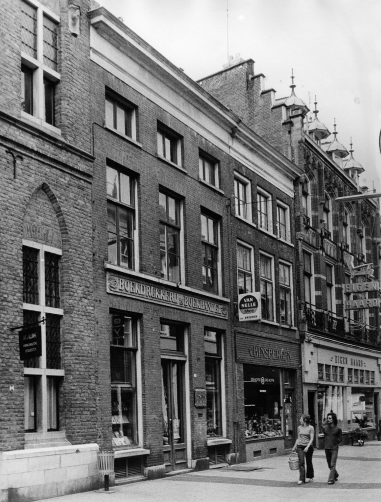 De Rijnstraat met links een deel van het voormalig St. Petersgasthuis