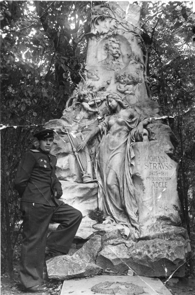 Sowjetischer Offizier am Grab von Johann Strauß
