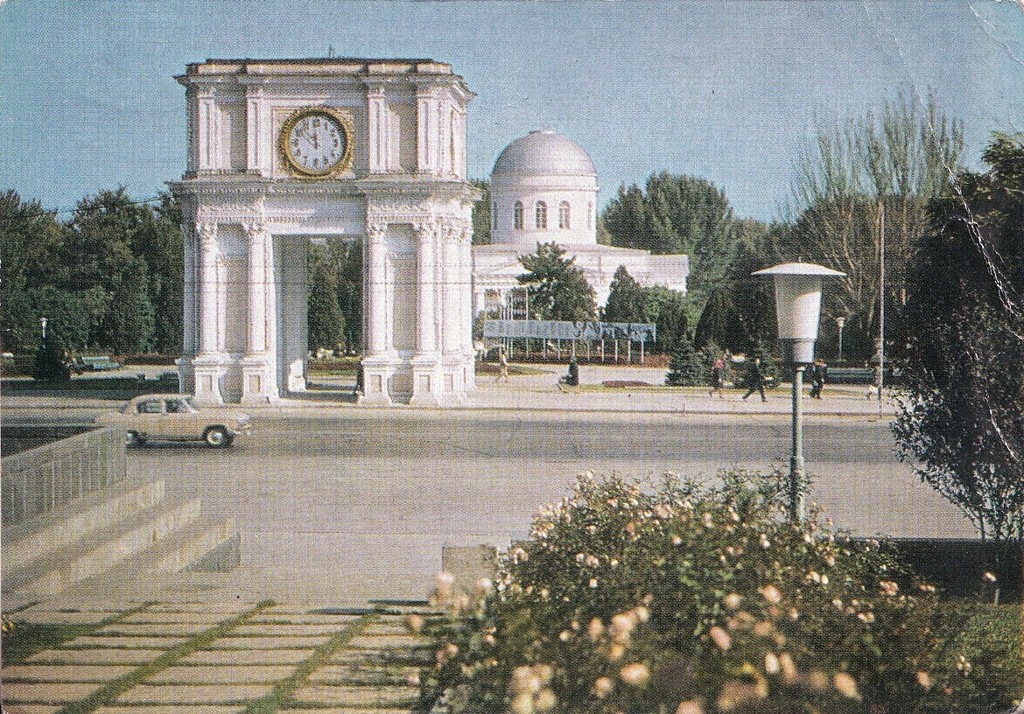 Arcul triumfal și pavilionul expozițional central