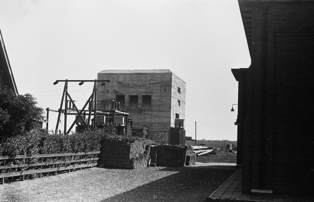 Bunker voor de plaatsing van drie elektromotoren ten oosten van station Schagen