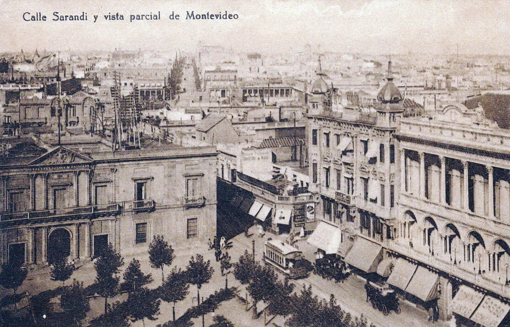 Montevideo. Calle Sarandí y Cabildo