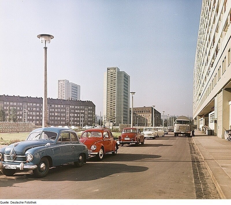 Dresden. Leningrader Straße, rechts das Appartementhaus