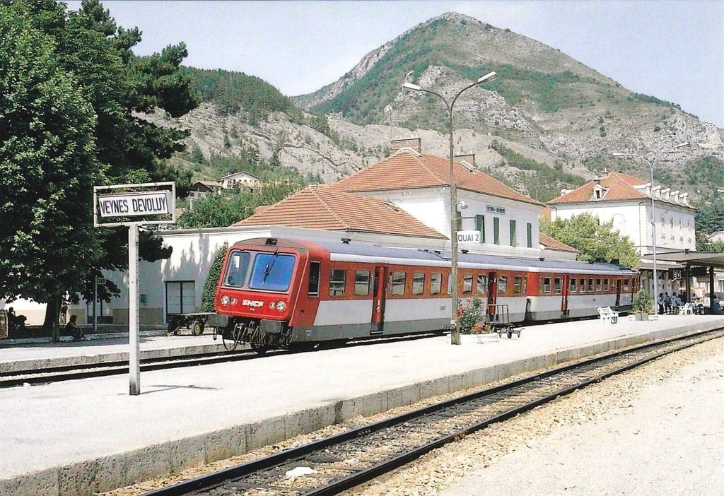 En gare de Veynes - Dévoluy: un autorail RGP X 2700 va partir pour Grenoble