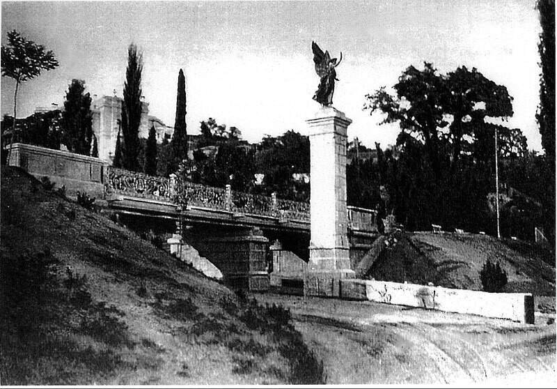 Міст через Суук-Су і статуя Ніки