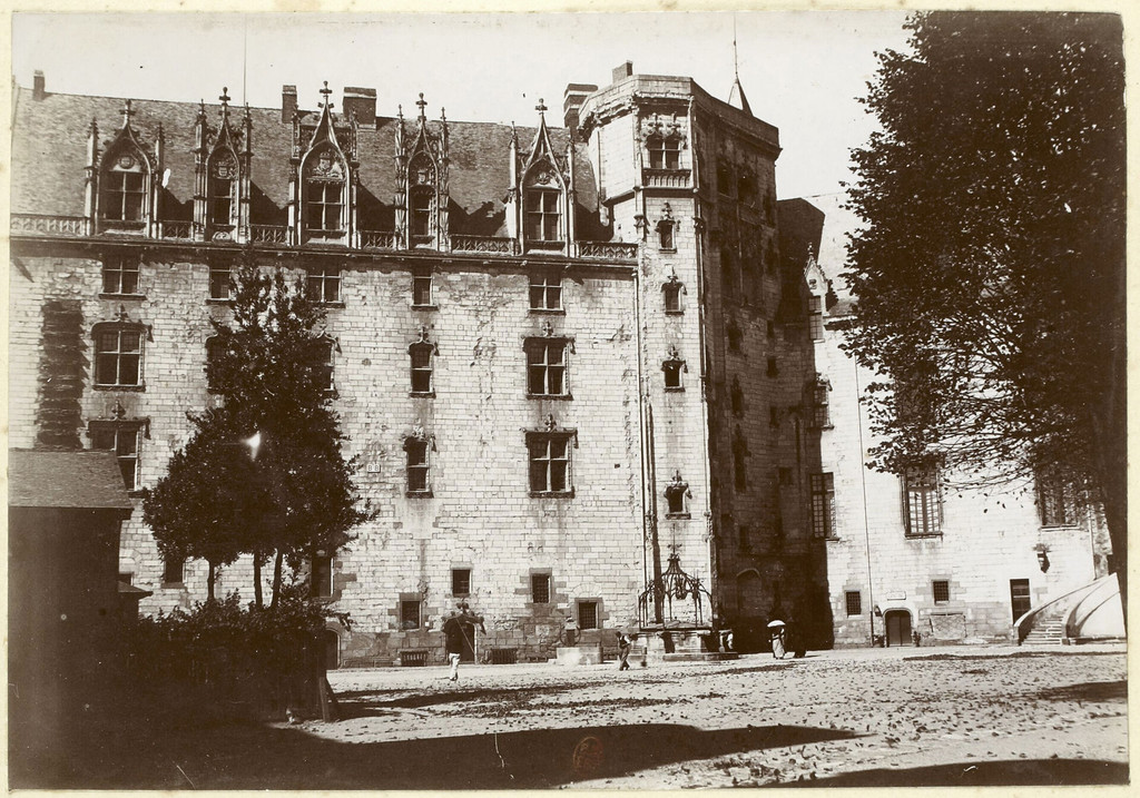 Le Château, Grand Logis, façade sur la cour