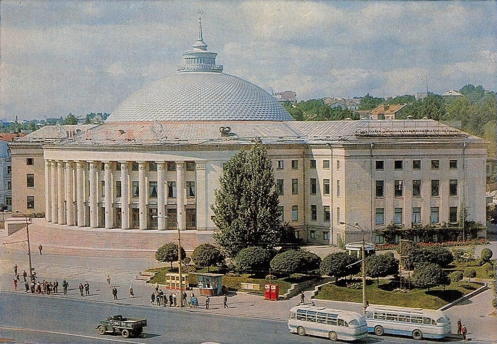 Площа Перемоги. Державна циркова будівля