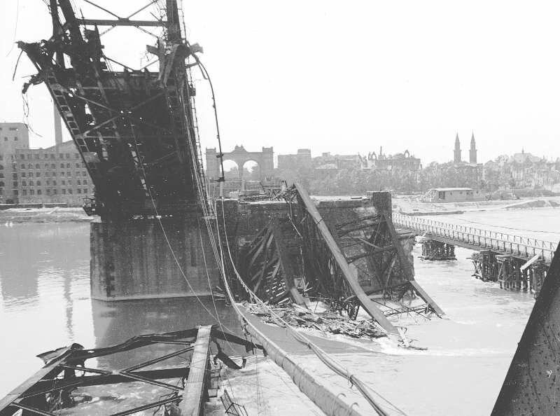 Zerstörte Brücke über den Rhein